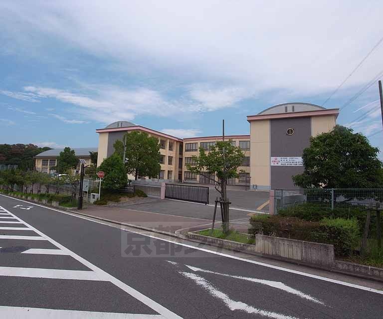 中学校　精華西中学校（中学校）まで944m