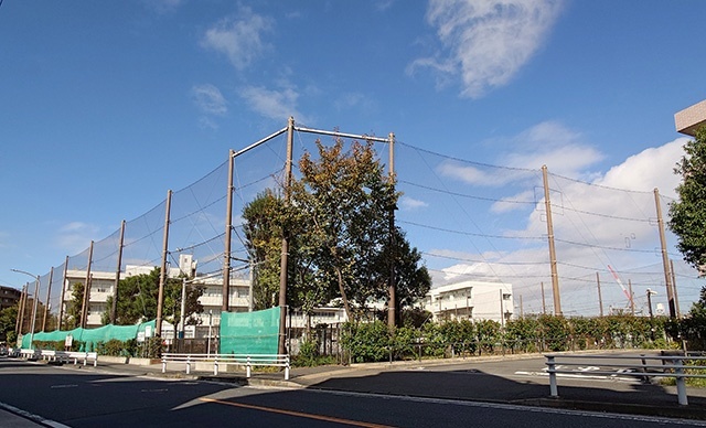 小学校　横浜市立新鶴見小学校（小学校）まで559m