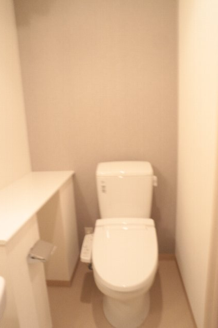 トイレ　落ち着いた色調のトイレです