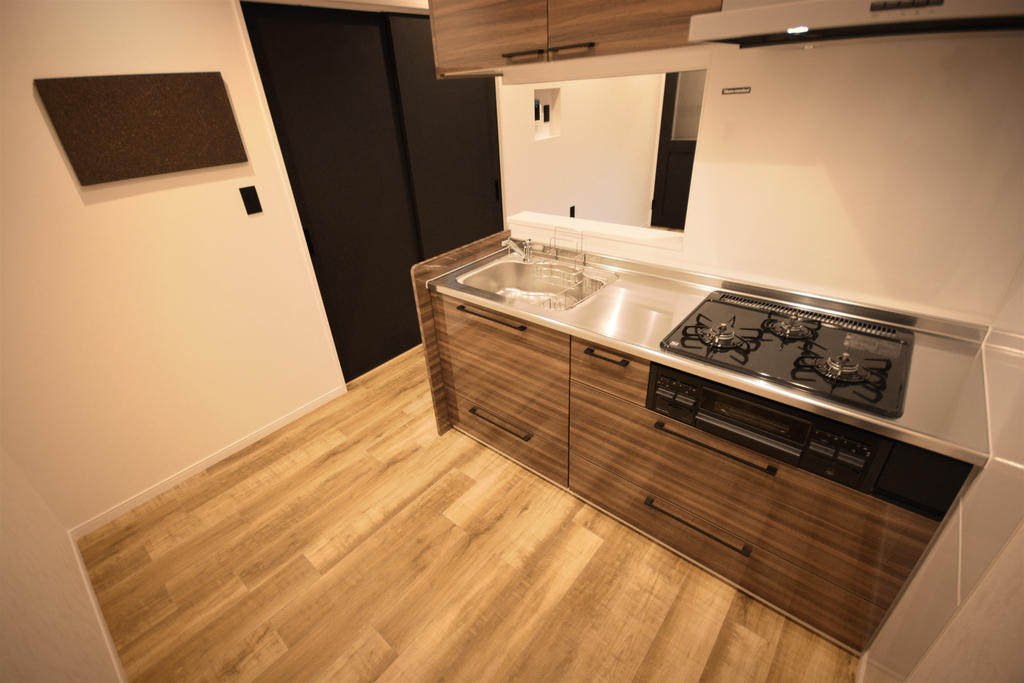その他設備　キッチン裏は広々空間。料理好きな方向けの住戸です。