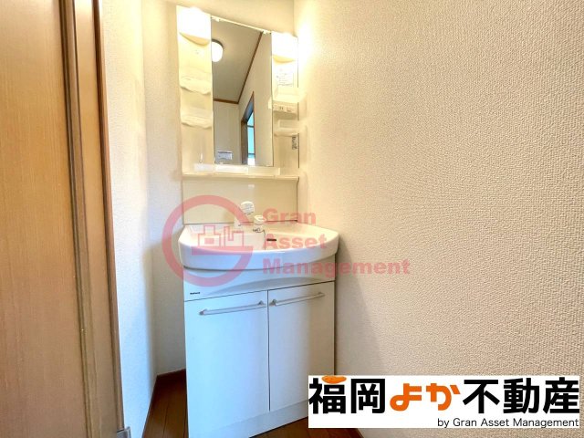 洗面設備　朝の支度にも助かる、独立の洗髪洗面化粧台