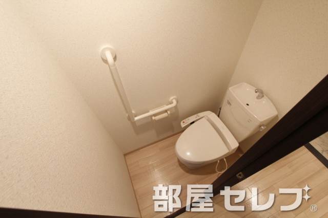 トイレ　温水便座付きのトイレです。