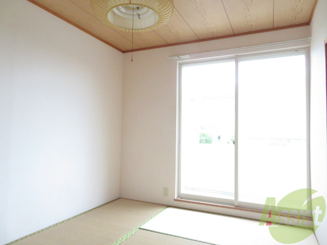その他部屋・スペース　寝室には窓があるので、朝の目覚めが良さそうです。