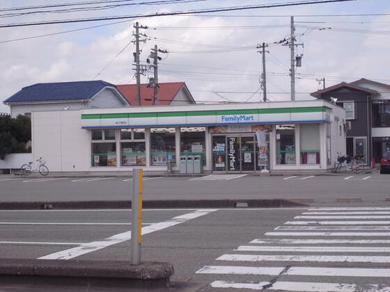 コンビニ　ファミリーマート富山下轡田店（コンビニ）まで672m