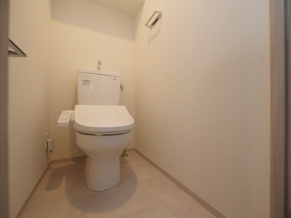 トイレ　落ち着いた色調のトイレです