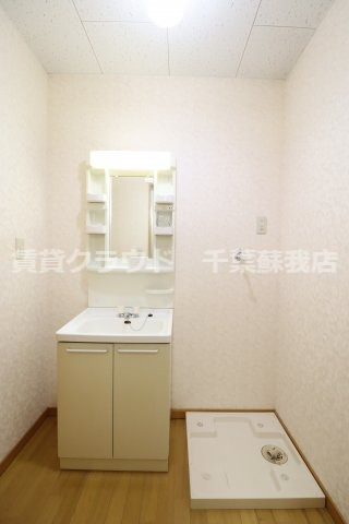 洗面設備　明るい洗面所です