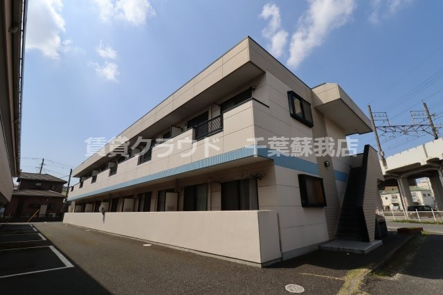 建物外観　徒歩5分圏内にコンビニがあるので、買い忘れや何かあったときに