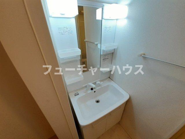 洗面設備　ゆったりとスペースのある洗面所