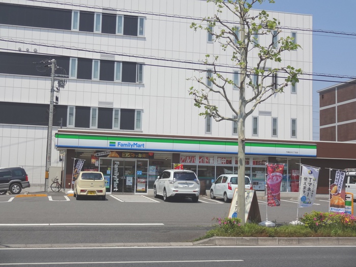 コンビニ　ファミリーマート（コンビニ）まで270m