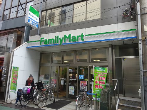 コンビニ　ファミリーマート経堂駅前店（コンビニ）まで182m