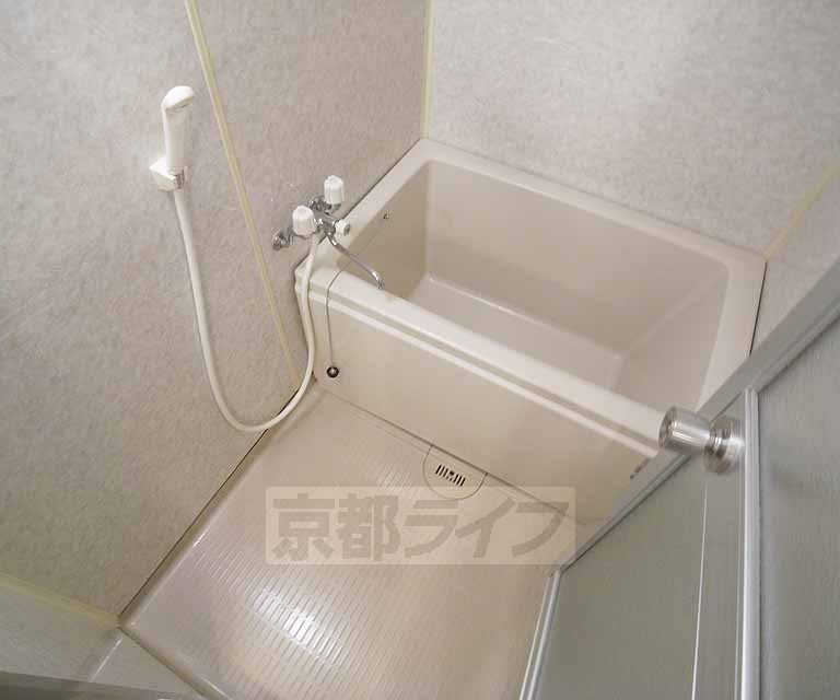 バス・シャワールーム　シャワー付きのお風呂です。