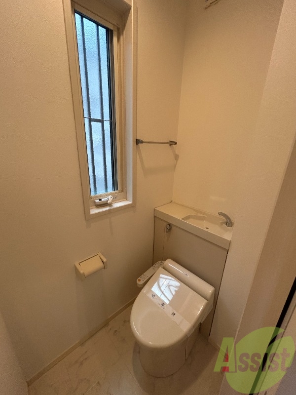 トイレ　トイレは温水洗浄便座となっており、快適にお使いいただけます。