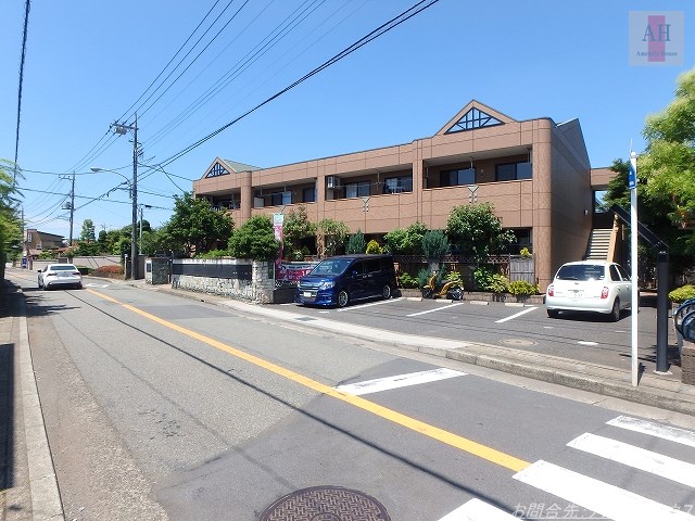駐車場　●建物の前面が駐車スペースとなります。