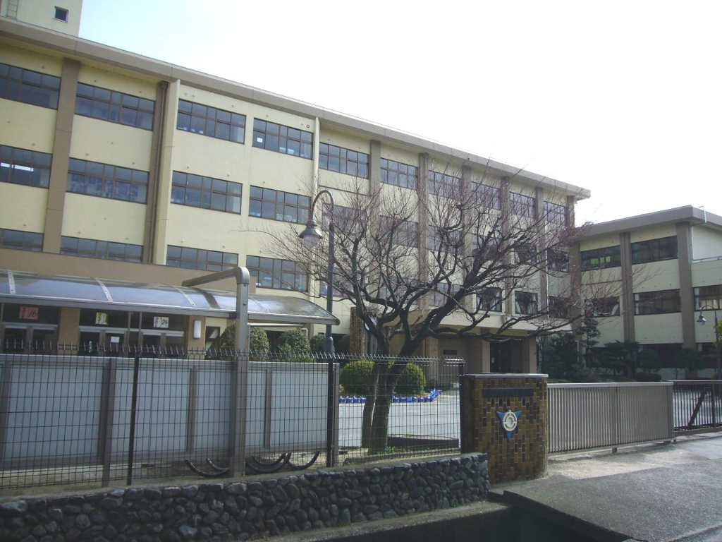 小学校　守山市立吉身小学校（小学校）まで706m
