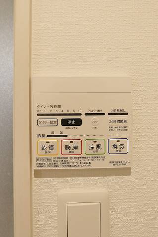 その他設備　雨の日も安心の浴室乾燥機付き