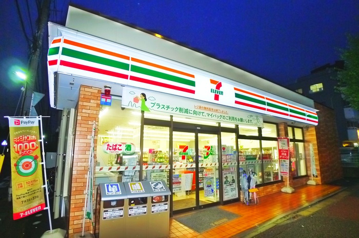コンビニ　セブンイレブン（コンビニ）まで212m