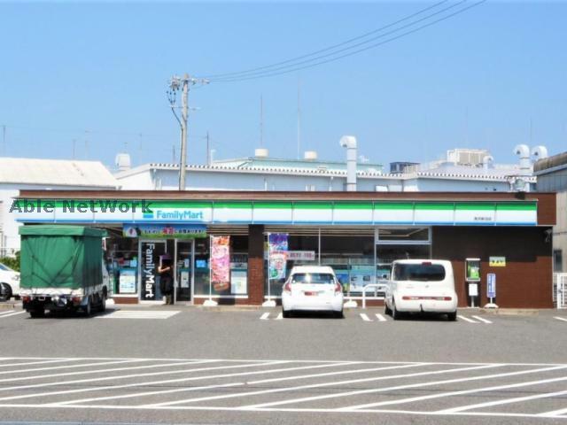コンビニ　ファミリーマート高浜新田店（コンビニ）まで666m