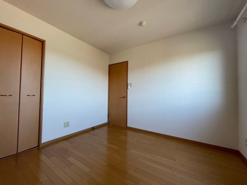 その他部屋・スペース　寝室はこちらです。光が差し込む、温かみのあるお部屋です。