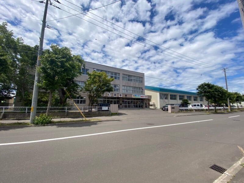 小学校　札幌市立篠路西小学校（小学校）まで447m