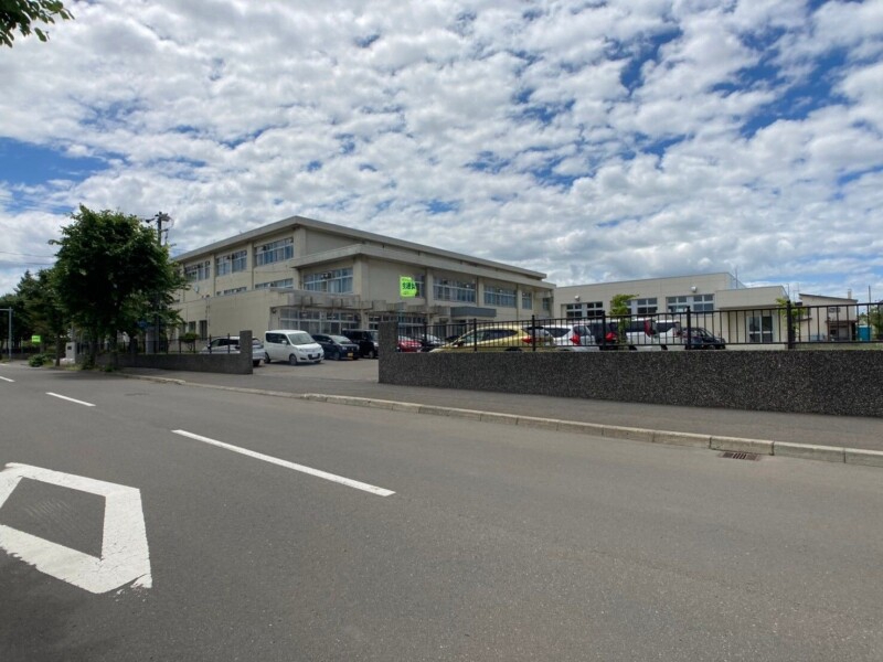 中学校　札幌市立篠路西中学校（中学校）まで346m