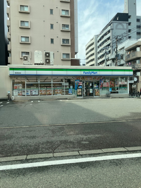 コンビニ　ファミリーマート博多東住吉店（コンビニ）まで141m