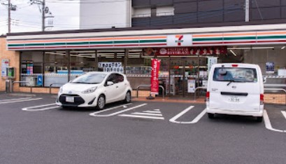 コンビニ　セブン-イレブン 八王子由木中央店（コンビニ）まで107m