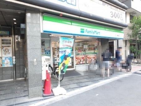 コンビニ　ファミリーマート三ノ輪橋店（コンビニ）まで921m