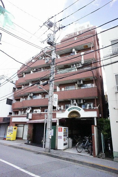 建物外観　7階建てのマンションです。