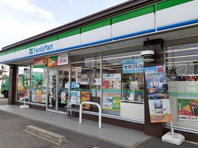 コンビニ　ファミリーマート（コンビニ）まで450m