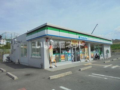 コンビニ　ファミリーマート 木津梅美台店（コンビニ）まで387m