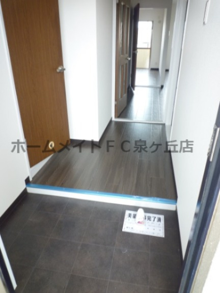 玄関　反転タイプ303号室の写真です。
