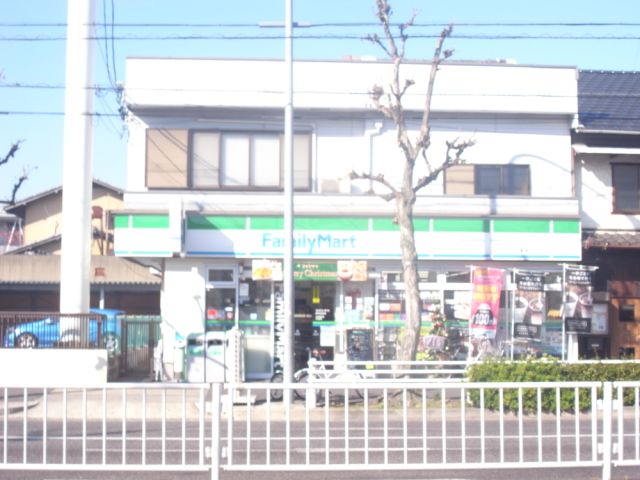 コンビニ　ファミリーマート（コンビニ）まで440m