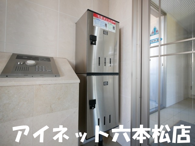 エントランス　嬉しい宅配BOX付きです。