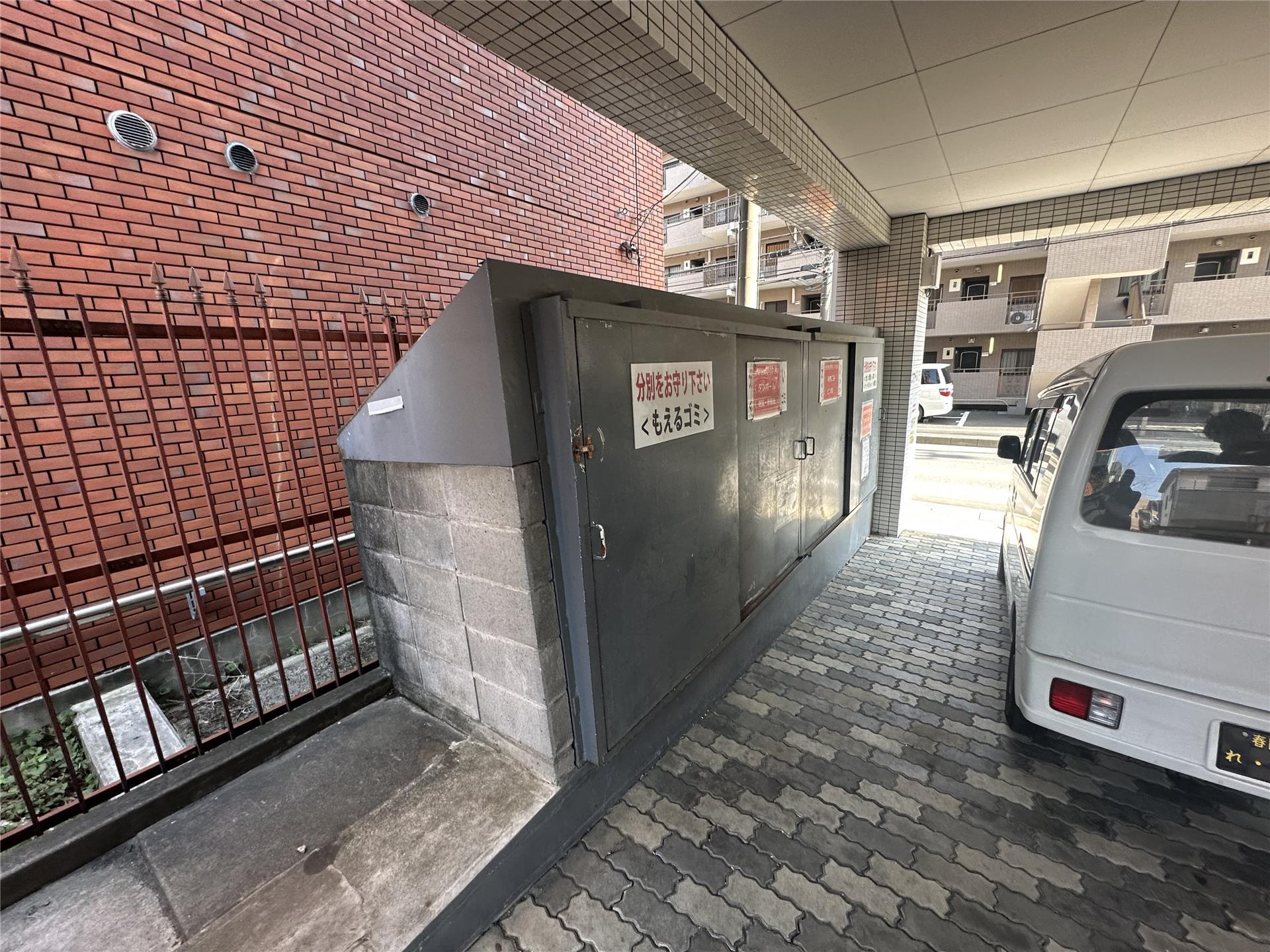 エントランス　扉があり散らからないです。