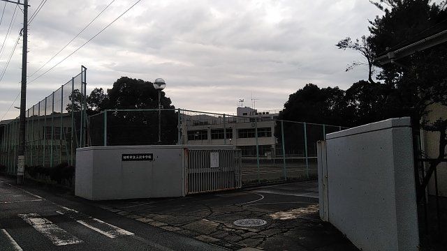中学校　日野市立三沢中学校（中学校）まで563m