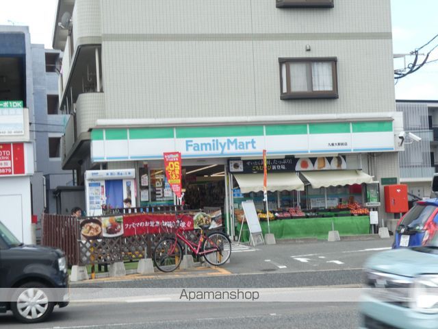 コンビニ　ファミリーマート（コンビニ）まで444m