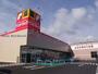 ドラックストア　サンドラッグ小牧岩崎店（ドラッグストア）まで566m
