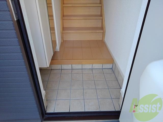玄関　玄関から階段を上りますと居室がございます。