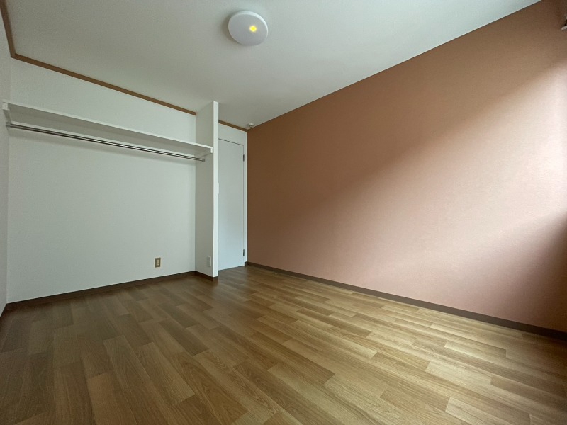 その他部屋・スペース　こちらのお部屋は光が差し込む、温かみのあるお部屋です。