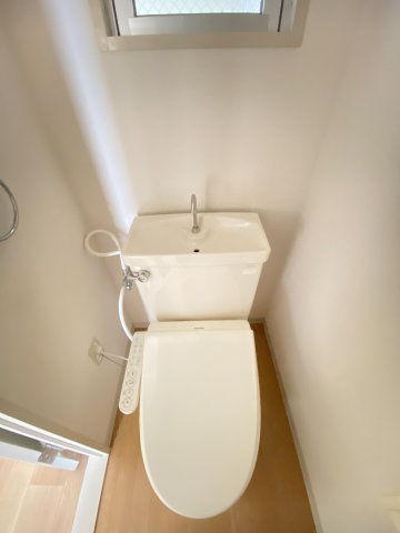 トイレ　温水洗浄便座付きのトイレです♪