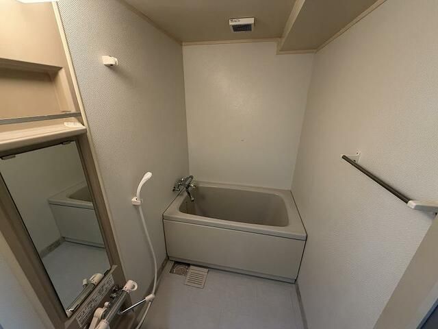 バス・シャワールーム　コンパクトで使いやすいお風呂です
