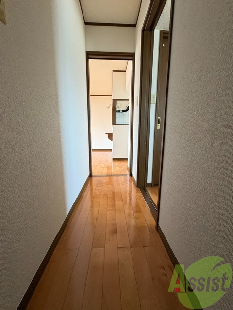 玄関　こちらは玄関になります。照明設備もございます。