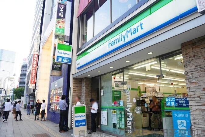 コンビニ　ファミリーマート　西梅田店（コンビニ）まで832m