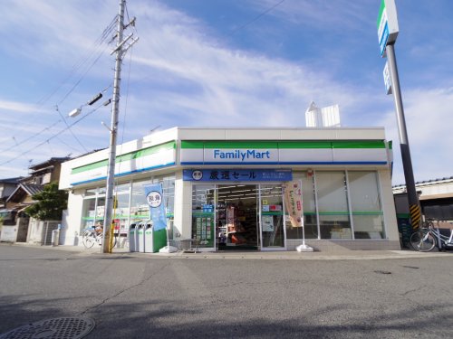 コンビニ　ファミリーマートJR大和小泉駅前店（コンビニ）まで731m