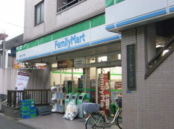 コンビニ　ファミリーマート坪田しらひげ店（コンビニ）まで711m
