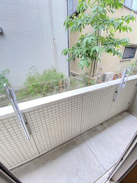 バルコニー　外からの目が気にならないバルコニーで洗濯物が干せます