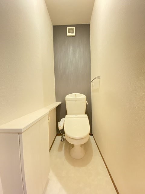 トイレ　落ち着いた色調のトイレです