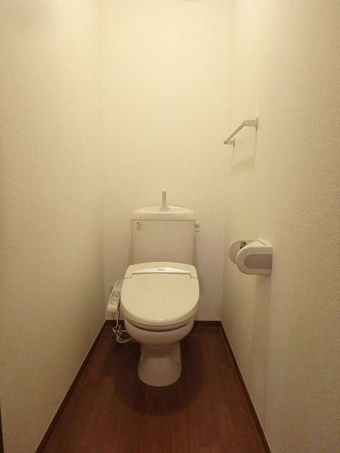 トイレ　反転した間取りの室内写真です