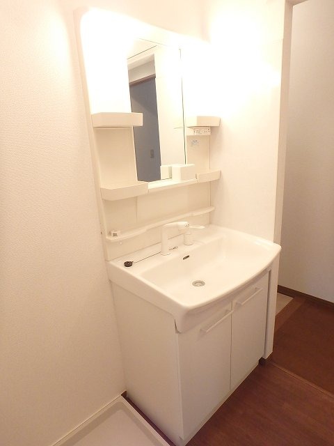 洗面設備　反転した間取りの室内写真です