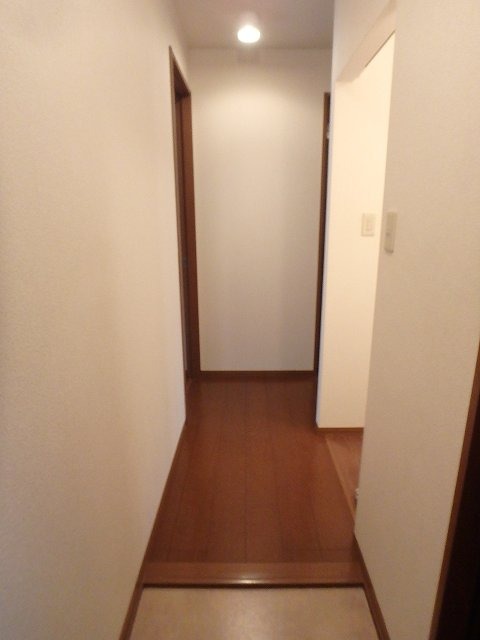 玄関　反転した間取りの室内写真です